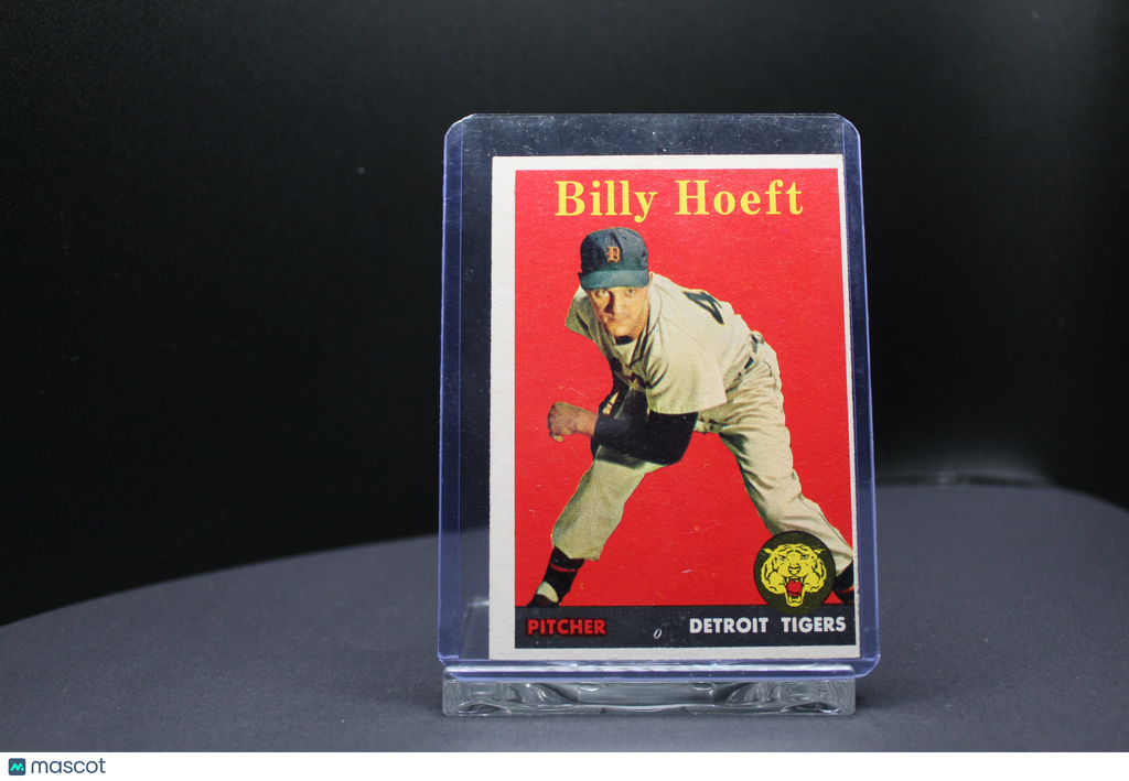 1958 Topps Billy Hoeft #13 - Name in Yellow Letters, Red Triangle by Foot